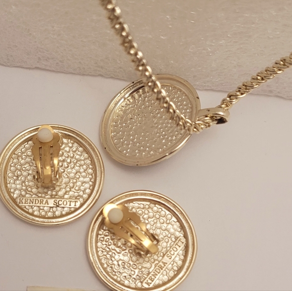 Kendra Scott Bowen Zebra Necklace & Clip On Earrings - Picture 12 of 14